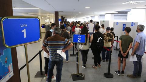 Vacunación en Lugo, colas en el HULA