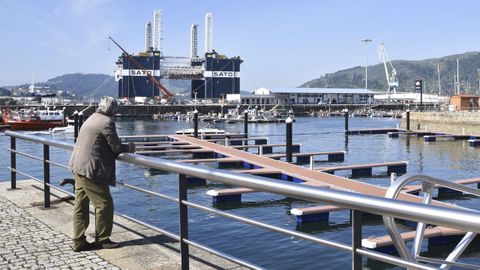 Sato Levante. Es el dique cajonero más grande construido con tecnología española. Tiene 60 metros de eslora, 36 de manga y 25 de altura. Fabrica cajones en 20.000 toneladas que se usan para construir muelles. Hasta esta semana estuvo atracado en el puerto de Ferrol, como muestra la foto.