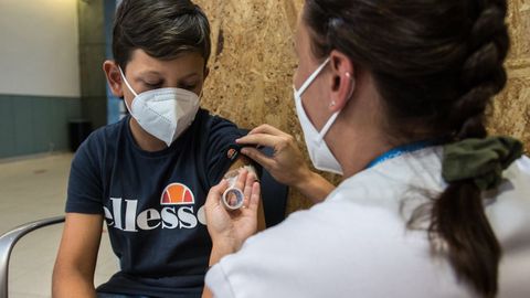 Miguel, de 12 años, recibió ayer su primera dosis de la vacuna contra el covid-19