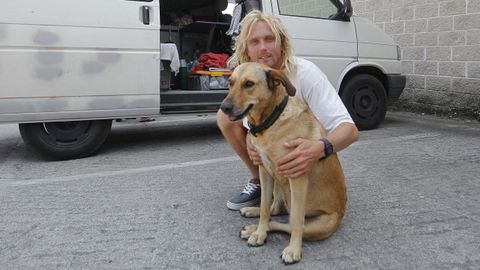 El turista alemán, junto a su mascota