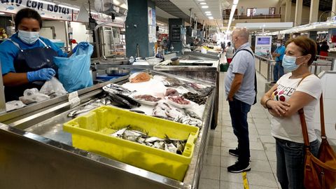 Tres o cuatro veces por semana recomiendan consumir pescados, como estos que vendían a principios de mes en una pescadería de la plaza de Teis (Vigo)