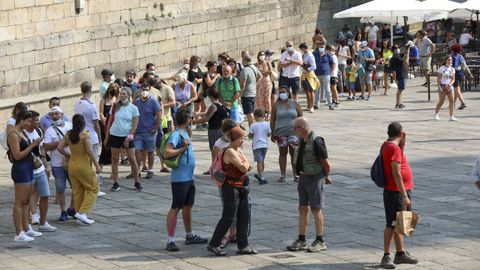 Colas en la Praza da Quintana, ayer, para entrar por la Puerta Santa de la catedral de Santiago
