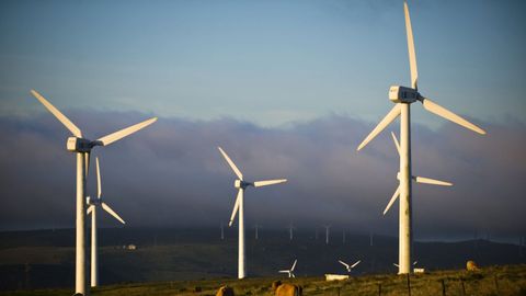 Aerogeneradores en la sierra de A Capelada, uno de los primeros lugares de Galicia donde se instalaron