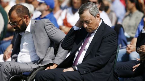 El primer ministro italiano, Mario Draghi (derecha), durante la ceremonia del quinto aniversario del seísmo