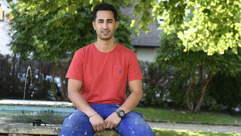 Ahmad, que vive en Santiago, pintaba ayer un colegio de Lalín