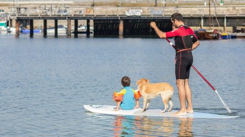 Practicando paddle surf en la playa de Bouzas (Vigo)