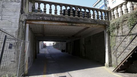 Parte de la calle de Concheiros, en un nivel inferior. Se ven las pasarelas construidas, huecas por abajo, para que los locales comerciales queden a la altura de la calle