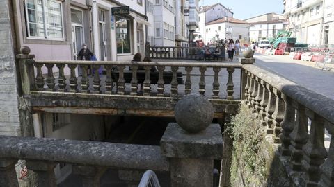 Bajo las pasarelas está todo hueco. Algunas de las pasarelas se usan como terraza de locales de hostelería
