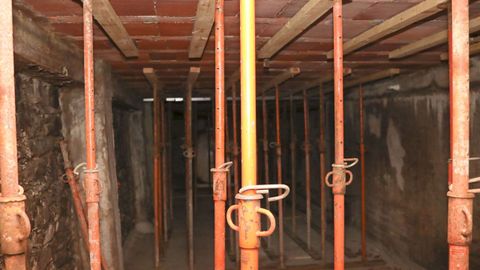 Imagen del interior del trastero, que está cerrado con una pared de madera. Los puntales fueron colocados hace unos días, ante el temor de que las obras en la calle dañarán la placa y se viniera todo abajo
