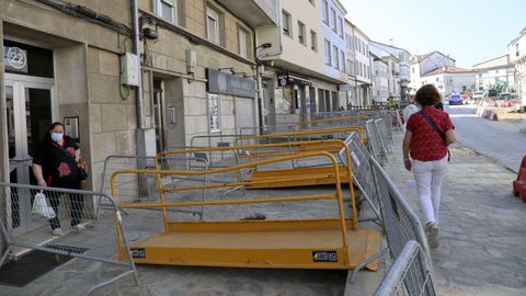 Bajo esta superficie, que completa la rúa Concheiros, está hueco. Las rejillas que se ven en el suelo son la única ventilación de las viviendas, habilitadas en los sótanos
