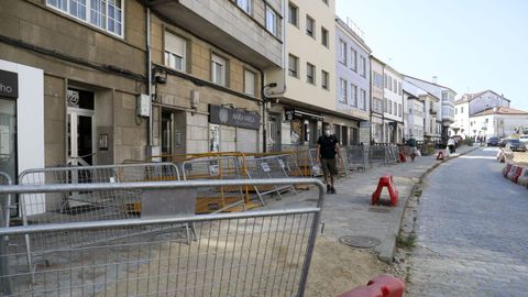 Todo el tramo entre los números 16 y 22 quedarán, por ahora, fuera del arreglo de Concheiros. Es el tramo en el que las aceras están huecas por abajo