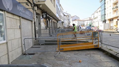 Acera hueca por ahora donde se localizan los depósitos de gas y las ventanas cegadas de varios pisos