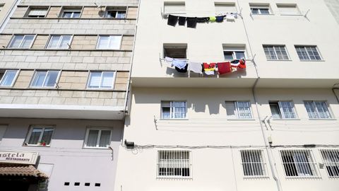 Vista trasera de los edificios, en los que se habilitaron viviendas en los sótanos. Las tres que dan hacia Triacastela tienen ventanas. El piso, donde se ve la ropa colgada, corresponde con el primer piso del edificio que queda al nivel de la calle Concheiros