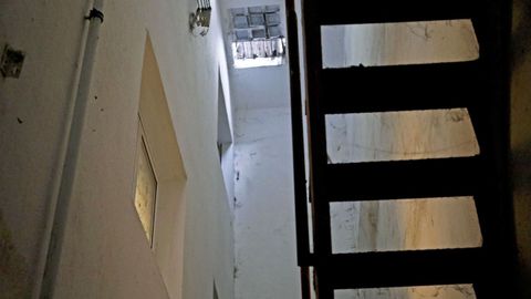 En la parte superior pueden verse las rejas de ventilación que se ven en la calle