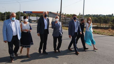 Francisco Conde y José Tomé durante la visita que realizaron al polígono con los concejales José Luis Losada, Gloria Prada y Roberto Eireos, el delegado territorial Javier Arias y la diputada Raquel Arias