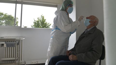 Recogida de muestras para una PCR en el Hospital Juan Cardona
