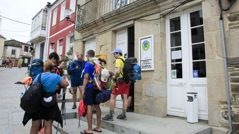 Peregrinos a las puertas del albergue público de Sarria