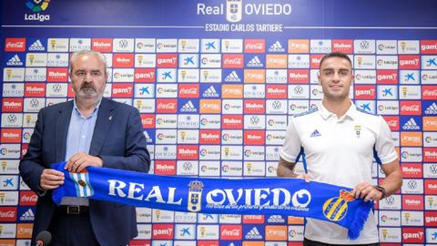 Carlos Isaac, junto a Manolo Paredes durante su presentacin como futbolista del Real Oviedo