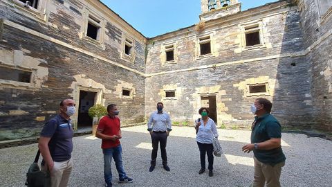 De izquierda a derecha, el director general de Cultura y Patrimonio, Pablo León; el teniente de alcalde de Villanueva, Iván Prieto; el alcalde, Abel Lastra; la consejera de Cultura, Berta Piñán, y el cronista de la localidad, José Antonio Castrillón en el monasterio de Villanueva de Oscos