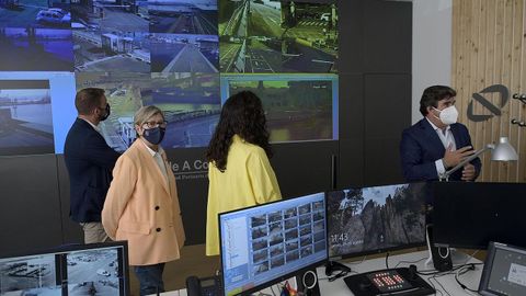 La conselleira Rosa Quintana, izquierda, y el presidente del Puerto, Martín Fernández, derecha, inauguraron la sede de seguridad del Puerto. Ha costado dos millones de euros y coordina 150 cámaras ?pronto serán 300?, las señales de los faros y otros equipamientos para situaciones de crisis.