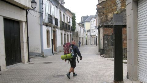 Un peregrino en la Porta de Cima, en el tramo urbano del Camino Norte, el año pasado
