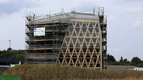 En la actualidad se están colocando los cerramientos exteriores y en la cubierta irán las placas solares