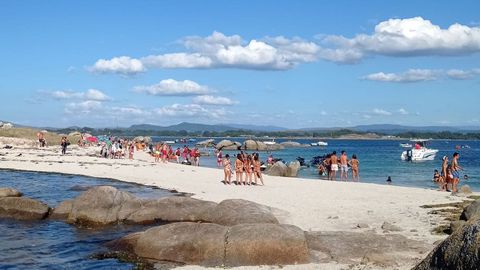 Bañistas en el islote de Areoso, en una imagen de archivo