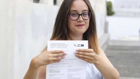 Alma López, con un certificado sin pauta completa pese a haber pasado el covid y recibido una dosis.