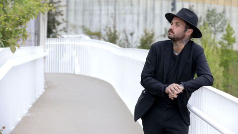 Abel Azcona compartió su experiencia con jóvenes creadores en la Cidade da Cultura.