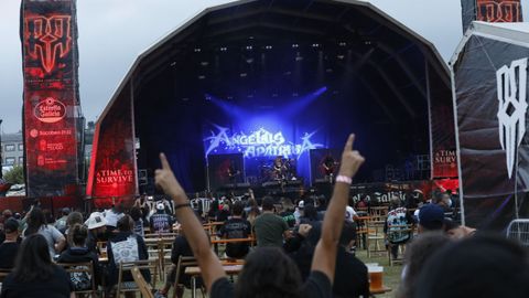 El público debe mantenerse sentado durante los conciertos; en la imagen, la banda Ángelus Apátrida en plena actuación.
