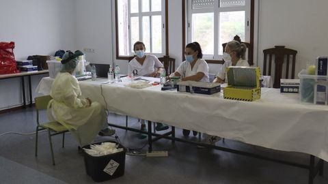 Personal que realizó este jueves las pruebas PCR en el cribado a vecinos de A Lama