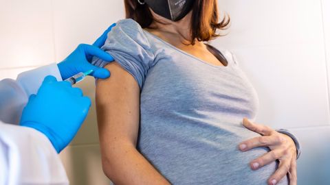 Vacunacin a una mujer embarazada