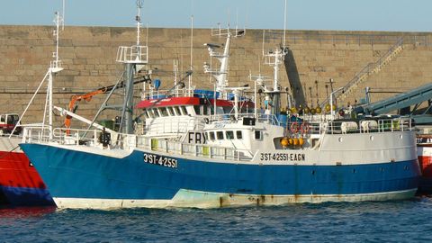 El Valle Fraga, de 32 metros de eslora, fue detenido cuando comenzaba la marea en Gran Sol, porque había zarpado de Burela el día 23