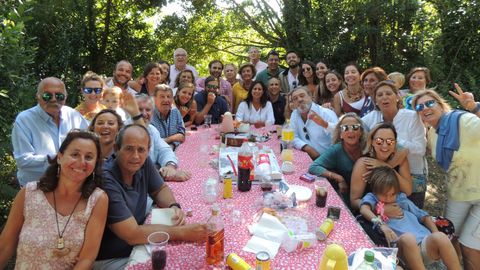 Una parte de la familia Belascoaín Basterreche, en un encuentro en torno a la mesa en verano