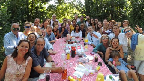 Una parte de la familia Belascoan Basterreche, en un encuentro en torno a la mesa en verano