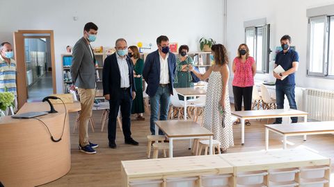 El conselleiro de Cultura, Román Rodríguez, visitando hoy un colegio en Santiago.