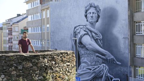Ronda da Muralla, 133. Julio César. La obra de Diego As se ha convertido en la sensación del verano, por las numerosas fotos de los visitantes de la Muralla y por ser elegida entre las obras del mes de la plataforma Street Art Cities