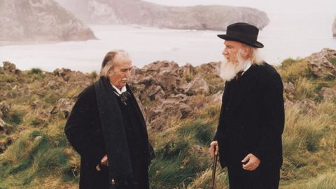 Centenario. Fernando Fernán Gómez (a la derecha, con Rafael Alonso), como protagonista en el filme de Garci «El abuelo» (1998), que adapta la novela de Galdós y cuyo libreto fue escrito por el director asturiano y el guionista gallego Horacio Valcárcel. Este sábado 28 de agosto cumpliría 100 años.