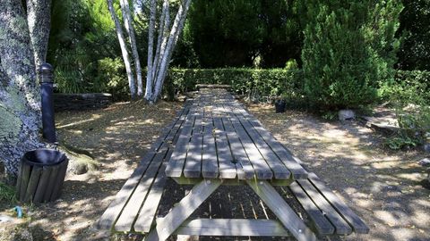 El parque ornitológico cuenta con mesas y bancos para meriendas en varios lugares