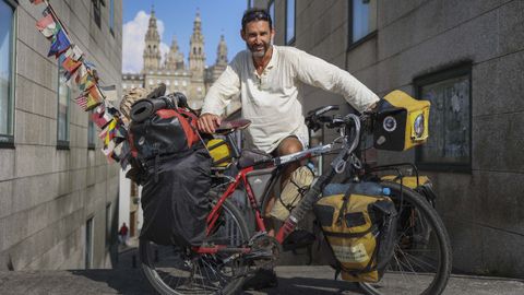 El argentino Pablo García, con la bicicleta con la que está dando la vuelta al mundo