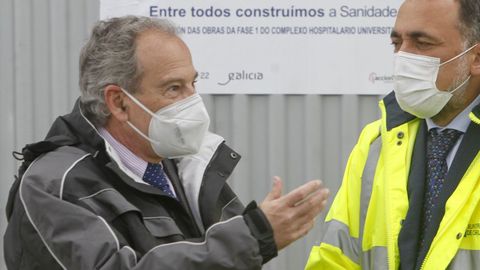 Joaquín López-Fando con el conselleiro de Sanidade en una visita a las obras del Marcide
