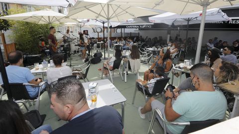 Ambiente de terraza en Foz este domingo, localidad que también celebraba el último día del Mercado Normando