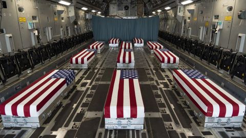 Los ataúdes de los 11 soldados estadounidenses muertos en Kabul llegando a Dover en un avión C-17.