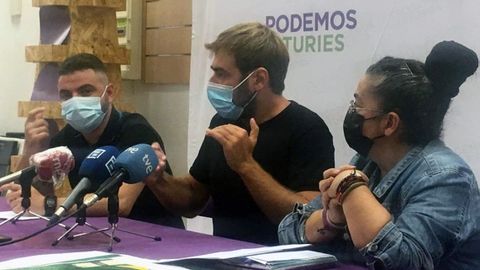 El secretario general de Podemos Asturies, Daniel Ripa, y los portavoces de la formación Cristina Tuero y Francisco Suárez