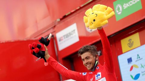 El ciclista Odd Christian Eiking celebra el maillot rojo con Cunchia tras las dcima etapa de La Vuelta, en Roquetas de Mar.