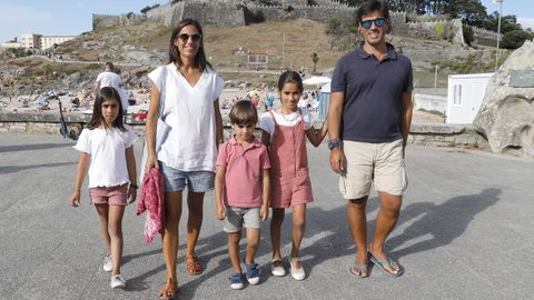Cristina, Jorge y sus tres hijos, Cristina, Ana y Javier este agosto en Baiona