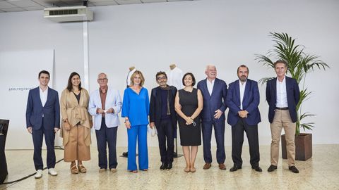 Adriana Domínguez y Adolfo Domínguez posaron antes de la junta de accionistas con los consejeros salientes y entrantes