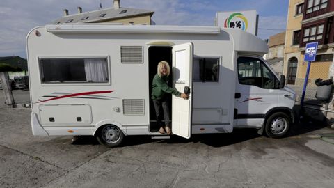 Ole Müller, el martes por la mañana dejando la furgoneta que le prestaron tras el robo de su caravana
