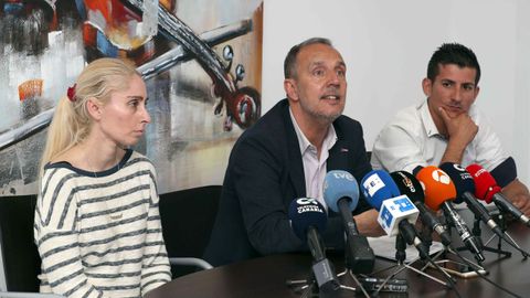 La madre de Yéremi, su abogado, y el padre del niño en una rueda de prensa en el 2018