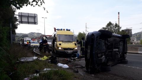 Un herido tras volcar lateralmente su vehículo en Langreo